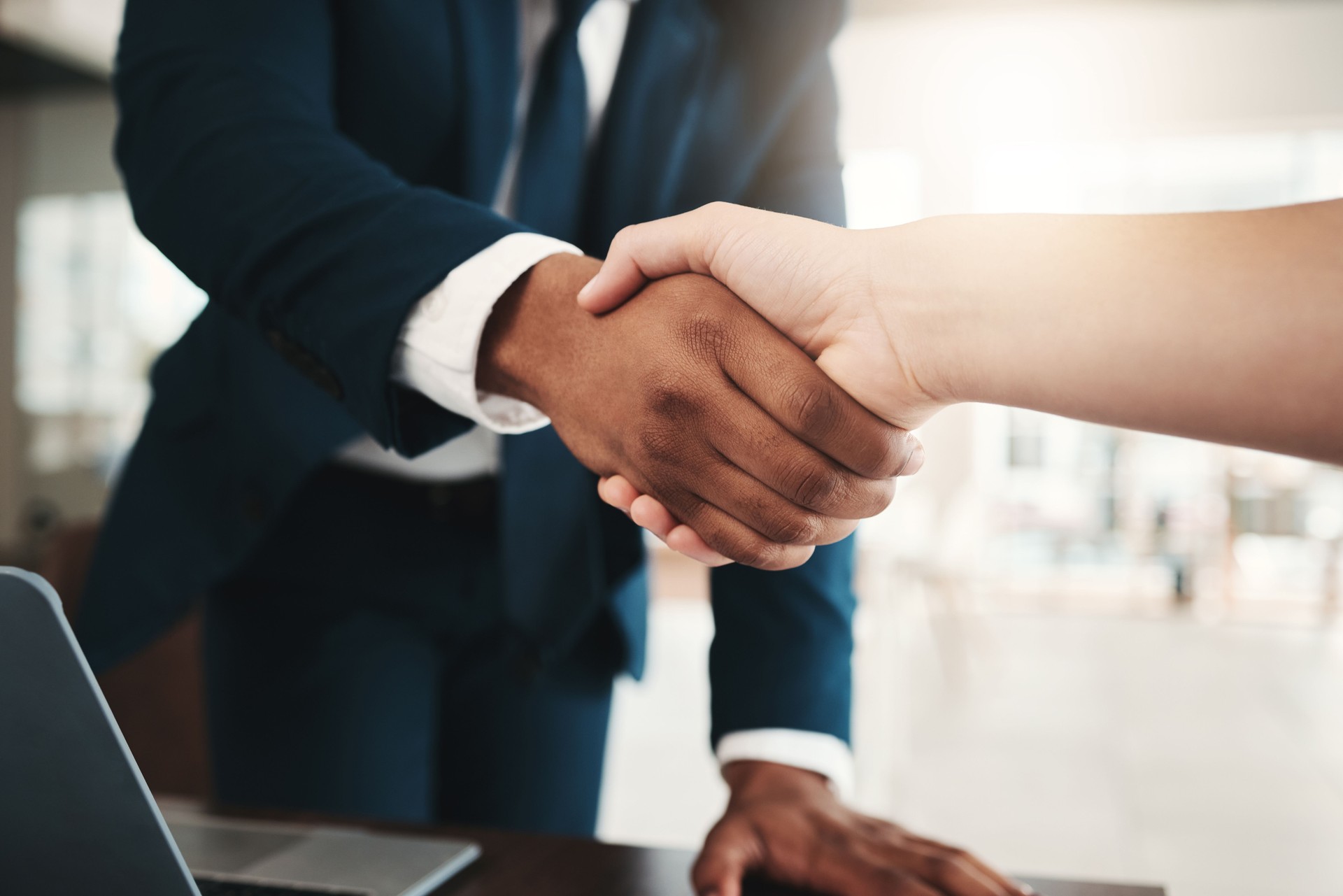 Apretón de manos, trabajo en equipo y colaboración en asociación en la oficina para contratos, acuerdos o incorporación. Gracias, bienvenidos o empresarios que se dan la mano por la contratación, contratación o acuerdo, b2b o saludo