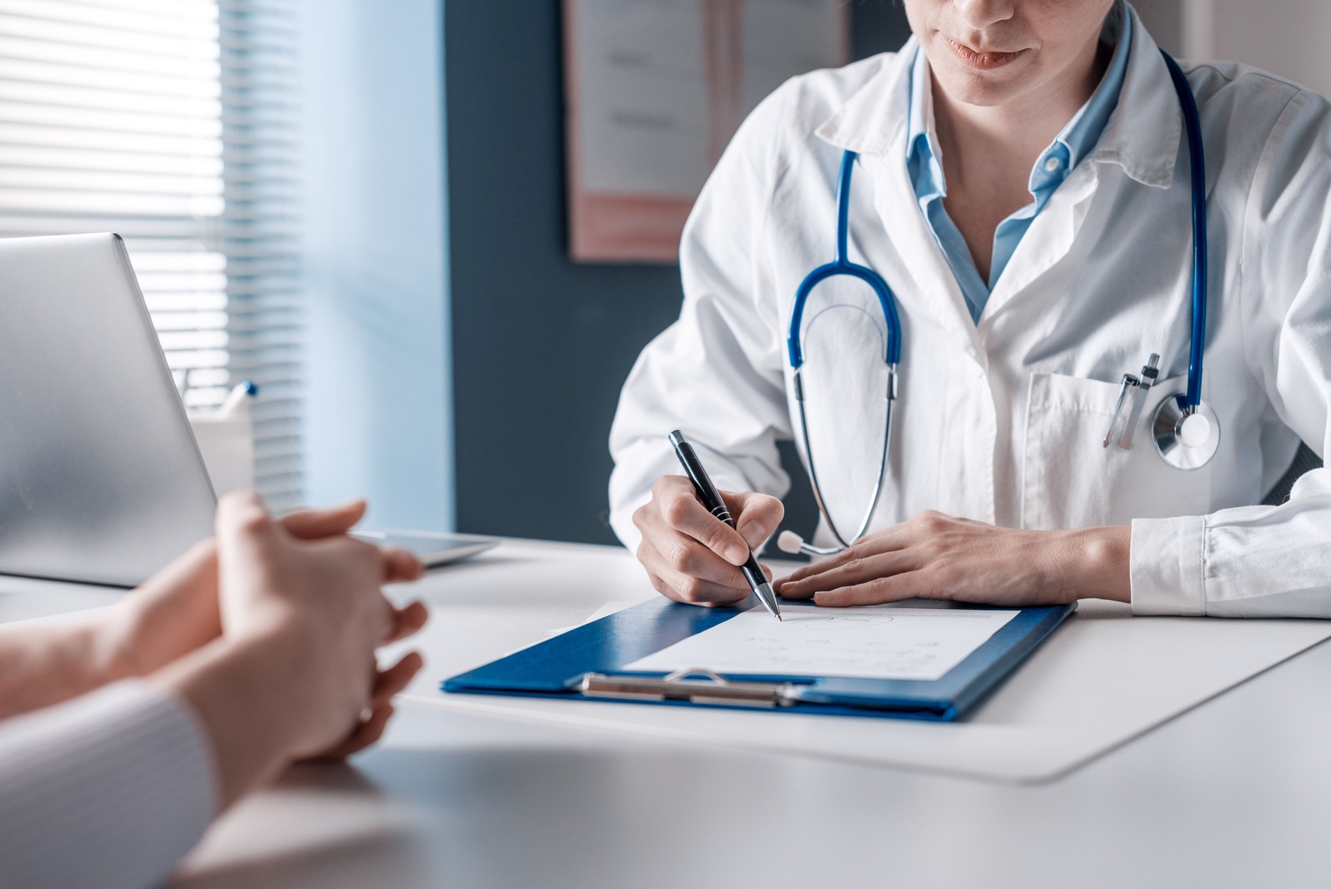 Médico que escribe una receta médica