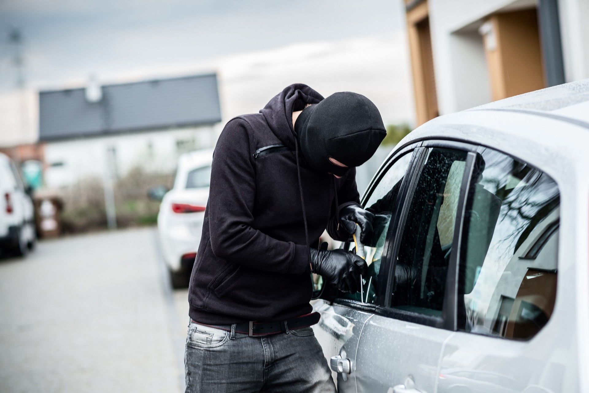 Ladrón de coche intentar en un coche de vacaciones